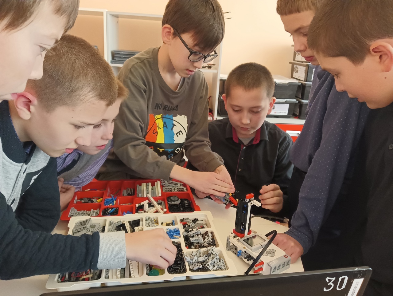 Воспитанники кружка &amp;quot;LEGO-конструирование&amp;quot;, обучающиеся в Центре «Точка роста» на базе МБОУ &amp;quot;Белозерьевская СОШ&amp;quot;, весело и продуктивно проводят время за сборкой различных видов конструкций..